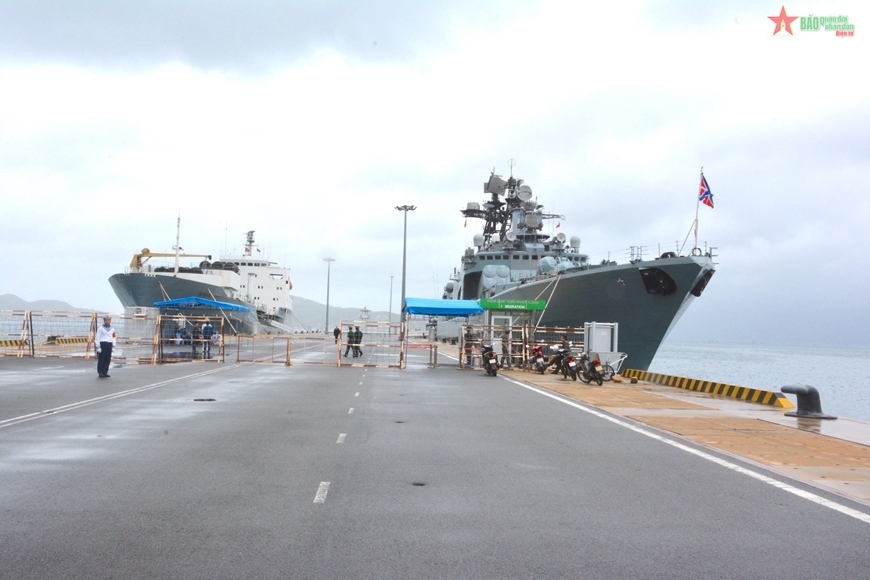 Two Russian warships dock at Cam Ranh port for Vietnam visit
